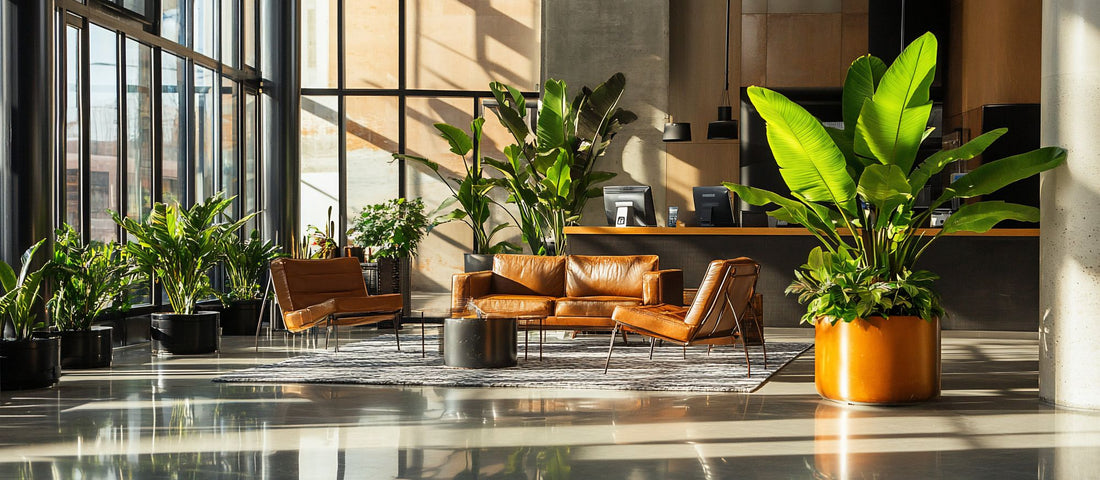 Zonnige moderne lobby met grote groene planten en leren zitbanken
